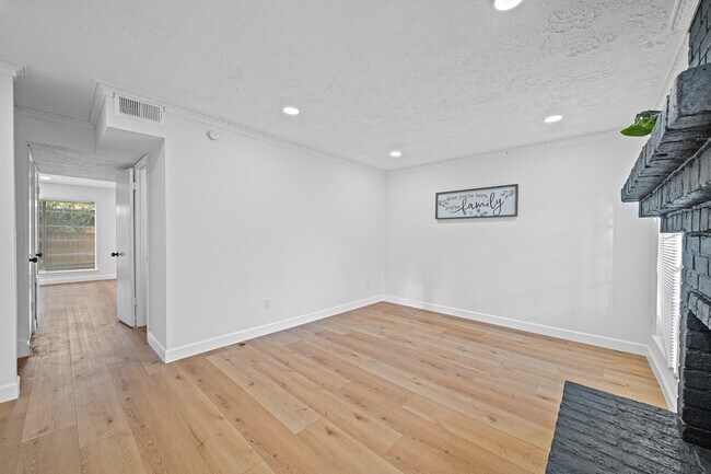 Building Photo - 8726 Wilcrest Dr