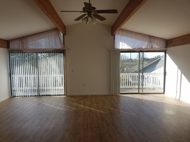 Building Photo - Beautiful Country Setting above garage Stu...