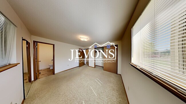 Building Photo - Spacious single-family home with a large f...