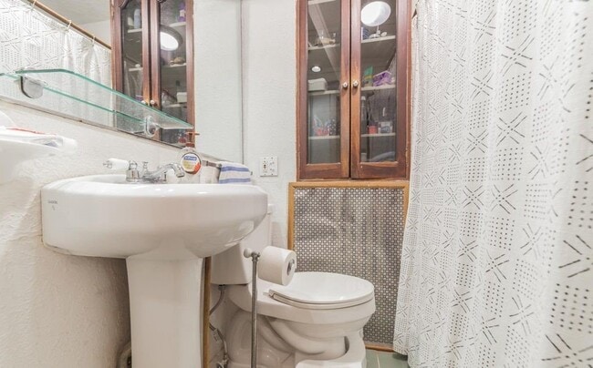 Building Photo - Gorgeous 3-Bedroom Townhouse in Washington Square West! Available mid-July!