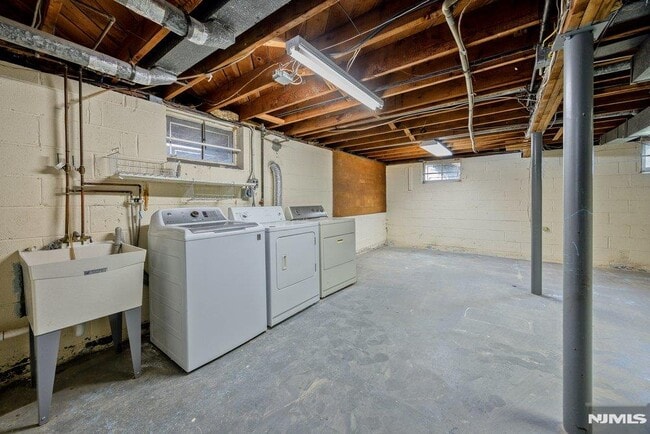 Building Photo - 327 Webster Dr