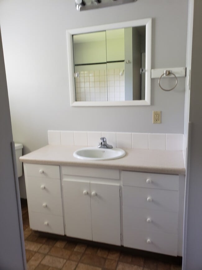 Bathroom w/bathtub - 124 SW Davis Ave