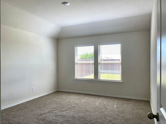 Building Photo - 5111 Knob Hl Dr