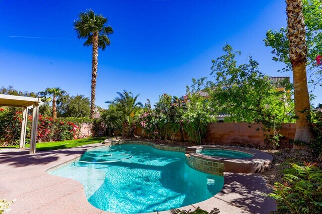 Building Photo - Southwest Pool Home With First Floor Bed And Bath