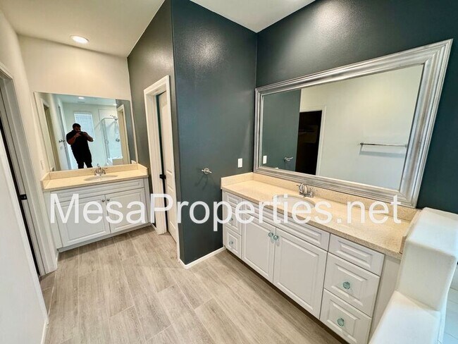 Building Photo - 3134 E La Avenida Dr