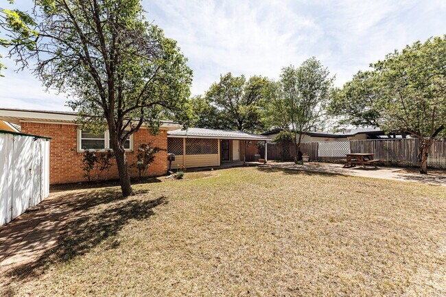 Building Photo - Remodeled throughout, 3/2/1
