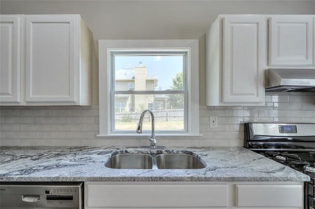 Building Photo - 679 Jones Ave NW