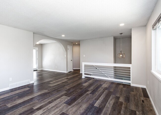 Building Photo - Charming 3 Bed Home Centrally located, Lar...