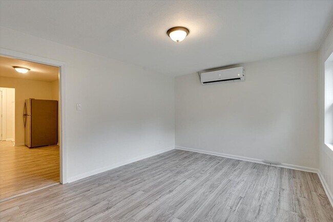Building Photo - 105 S Howell Ave