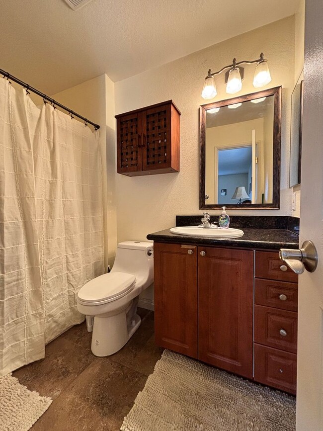 Building Photo - 2 Bedrooms 2 full bathrooms condo in San D...