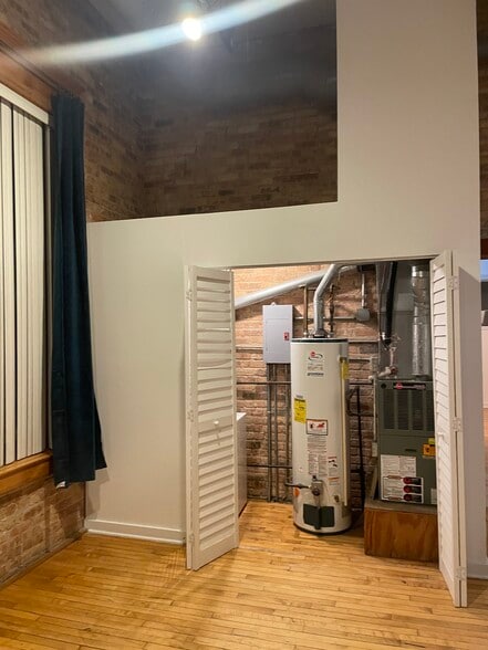 Utility Closet - 1114 W Belmont Ave