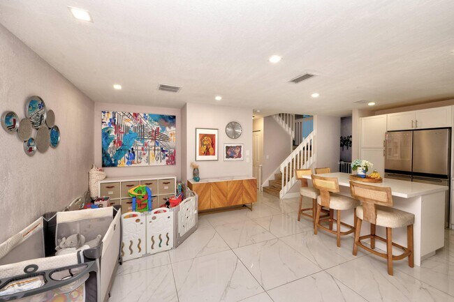 Building Photo - 621 Lakeshore Terrace