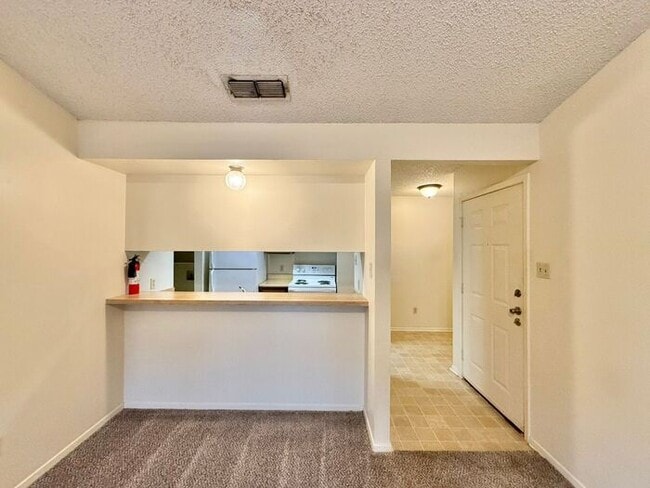 Building Photo - 1 Bed 1 Bath, Upstairs Apartment Unit at Heritage West!