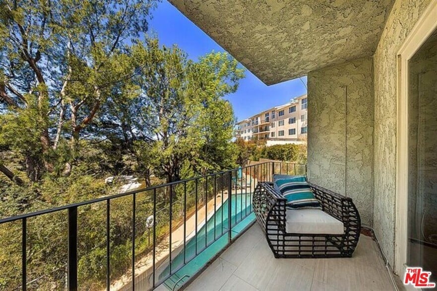 Building Photo - 2345 Roscomare Rd