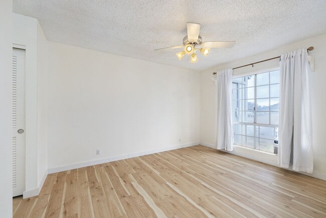 Building Photo - Pet Friendly - 2 bed /1 bath covered parki...