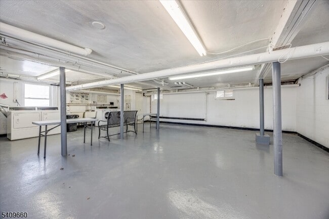 Building Photo - 14 Wedgewood Dr