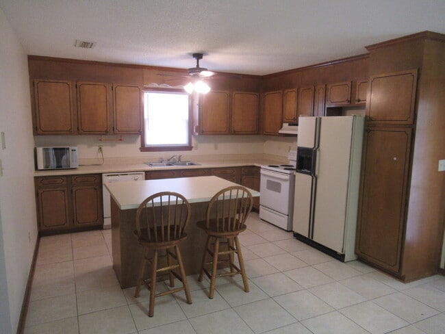 Building Photo - Brick Home located just outside of Hickory NC City Limits!