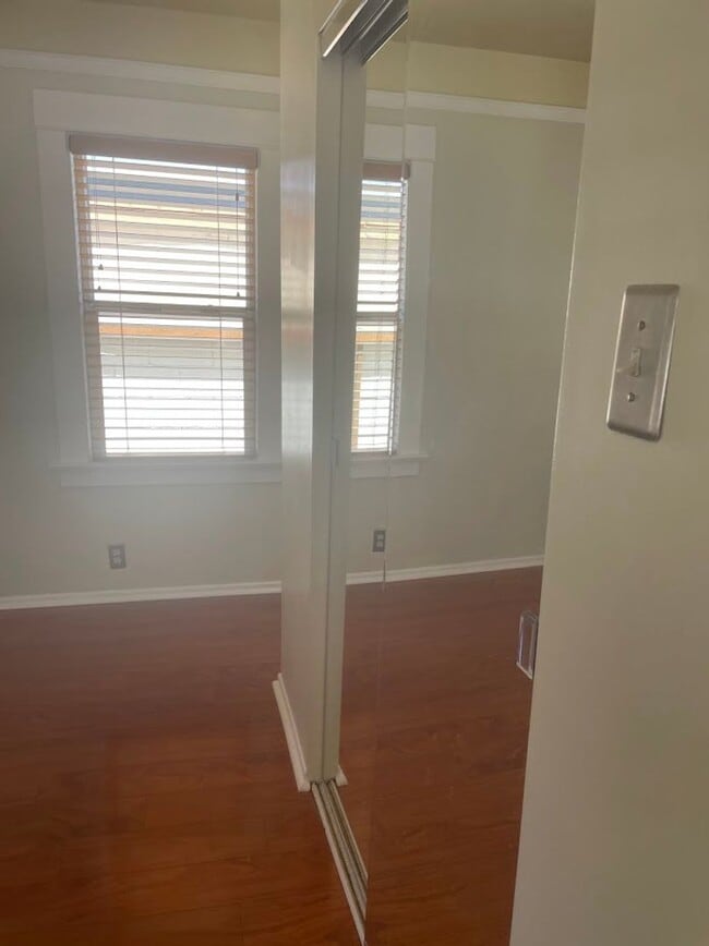 Building Photo - Bright  3bed/2bath single family home with...