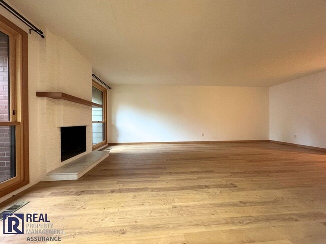Building Photo - Updated 3-Bed Duplex Offering Space, Style & Convenience!!