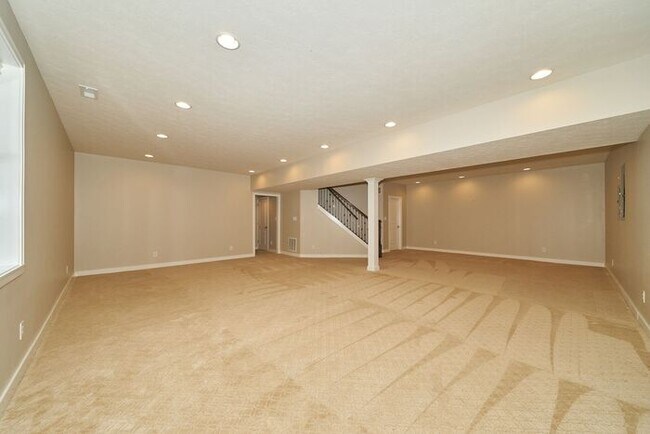 Building Photo - Beautiful 5 Bedroom With Finished Basement in Fishers