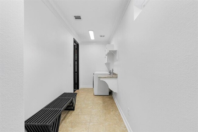 Building Photo - 2523 Watts St