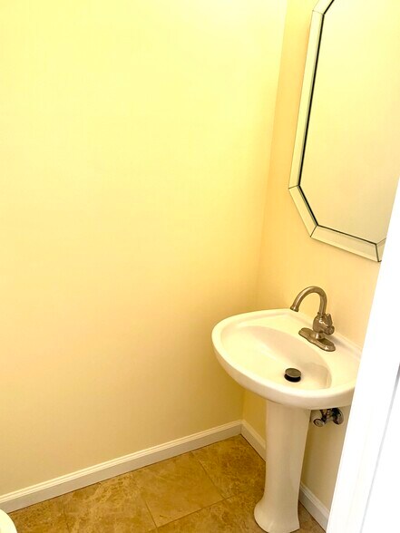 Building Photo - 5785 Kingsbury Pl