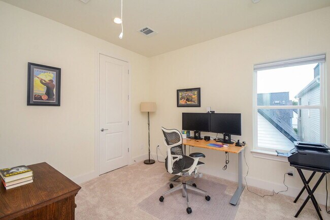 Building Photo - 8745 Park Kolbe Ln