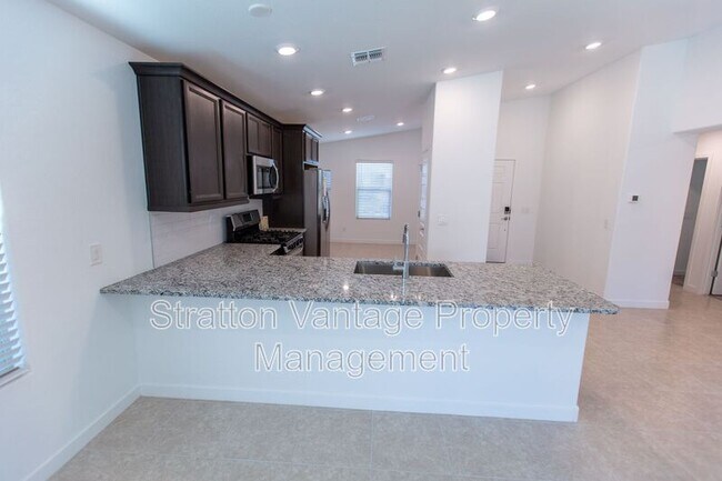 Building Photo - 305 Pinnacle Ridge Dr