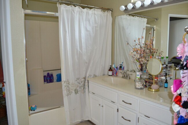 Building Photo - HOME WITH VIEW CORONA