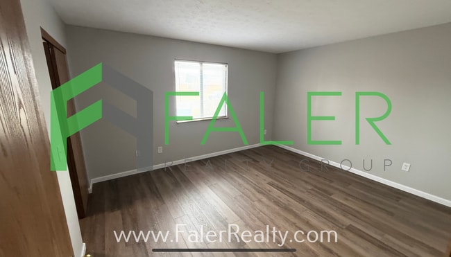 Building Photo - Ground Floor Condo Available Now!