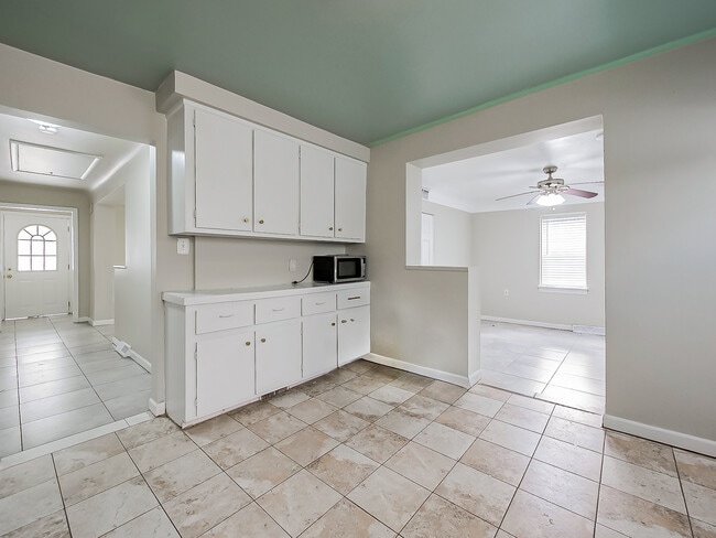 Building Photo - 25323 Orchard Lake Rd