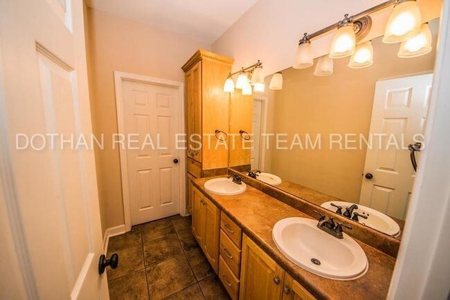 Building Photo - Country Living!