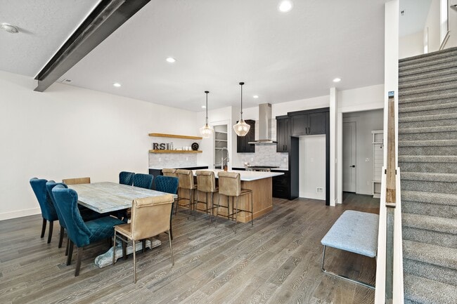 Building Photo - 2440 W Iron Coop St