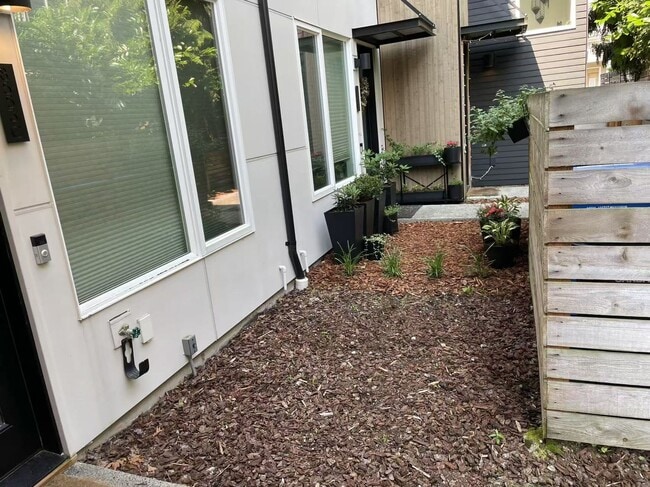 Building Photo - Nice 2-bed, 2-bath townhouse near Green La...