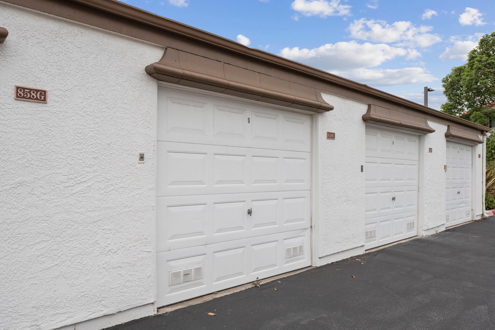 Building Photo - 858 S Rancho Santa Fe Rd