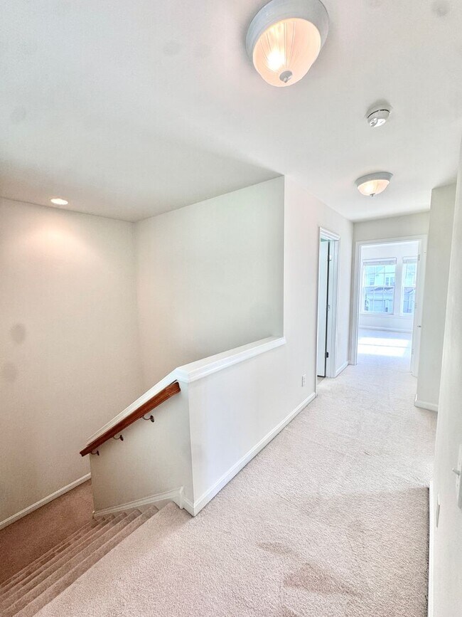 Building Photo - THREE BEDROOM/2.5 BATH TOWNHOME located in PARKLAND School District!