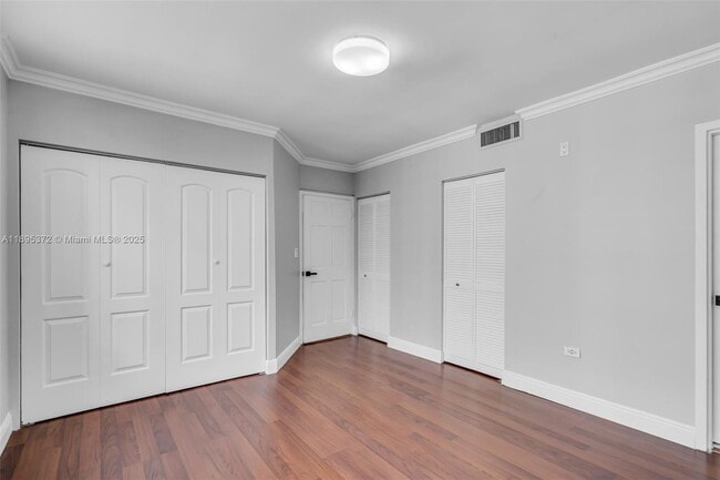 Building Photo - 999 Brickell Bay Dr