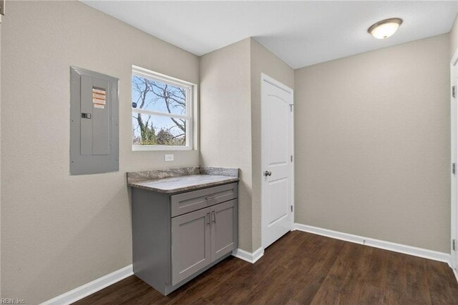 Building Photo - 3016 Aaron Dr