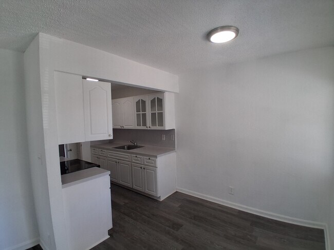 Building Photo - 401 SW 13th Pl