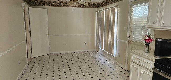 Building Photo - 4365 Sunshine Dr