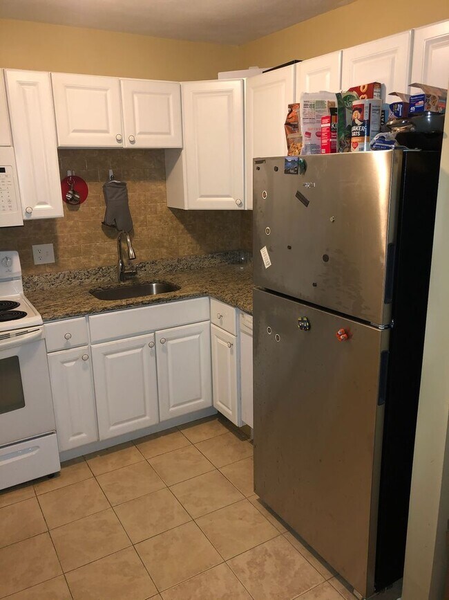 Building Photo - Close to everything West Roxbury offers! Bright 2-bedroom condo for rent!