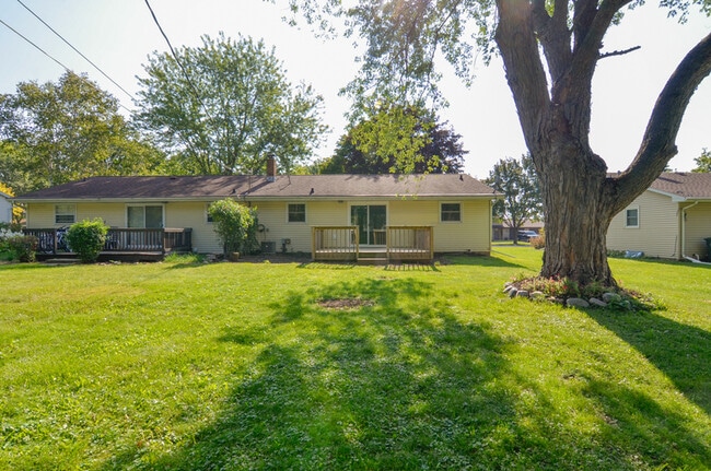 Building Photo - 825 Smits St