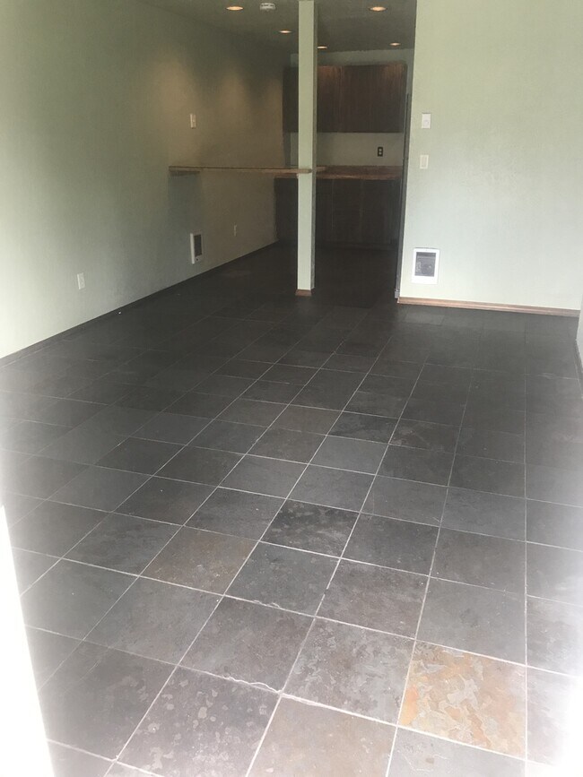 Building Photo - Adorable Condo in NE Bend!