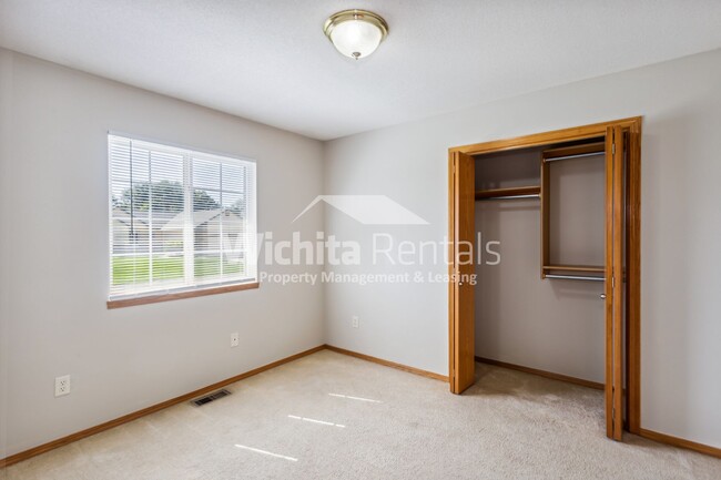 Building Photo - ****$500 off first months rent**** 3 bedro...