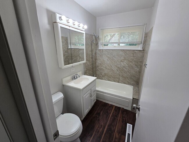 Building Photo - Newly renovated 3 bedroom Move in now