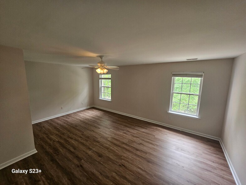 Building Photo - 304 Oak Cove Dr