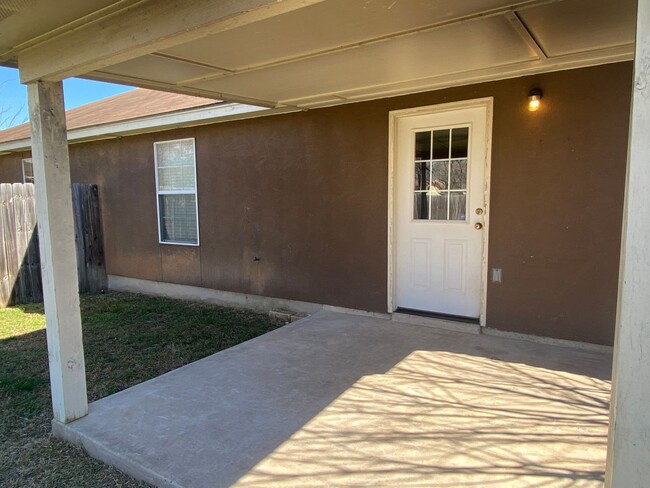 Building Photo - 2/2/1 One Story Duplex / Ceramic tile/ No ...