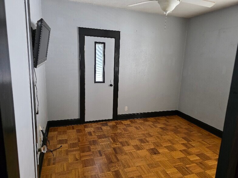 Building Photo - 715 S Rotherwood Ave