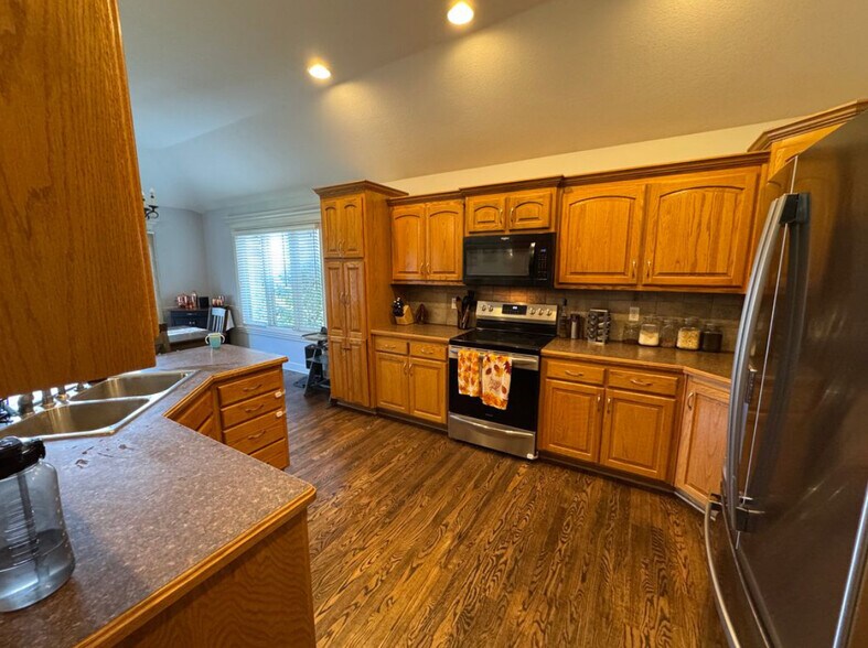 Building Photo - 1380 Stone Creek Dr