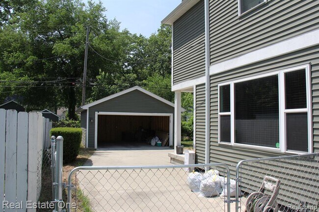 Building Photo - 1500 Mclean Ave